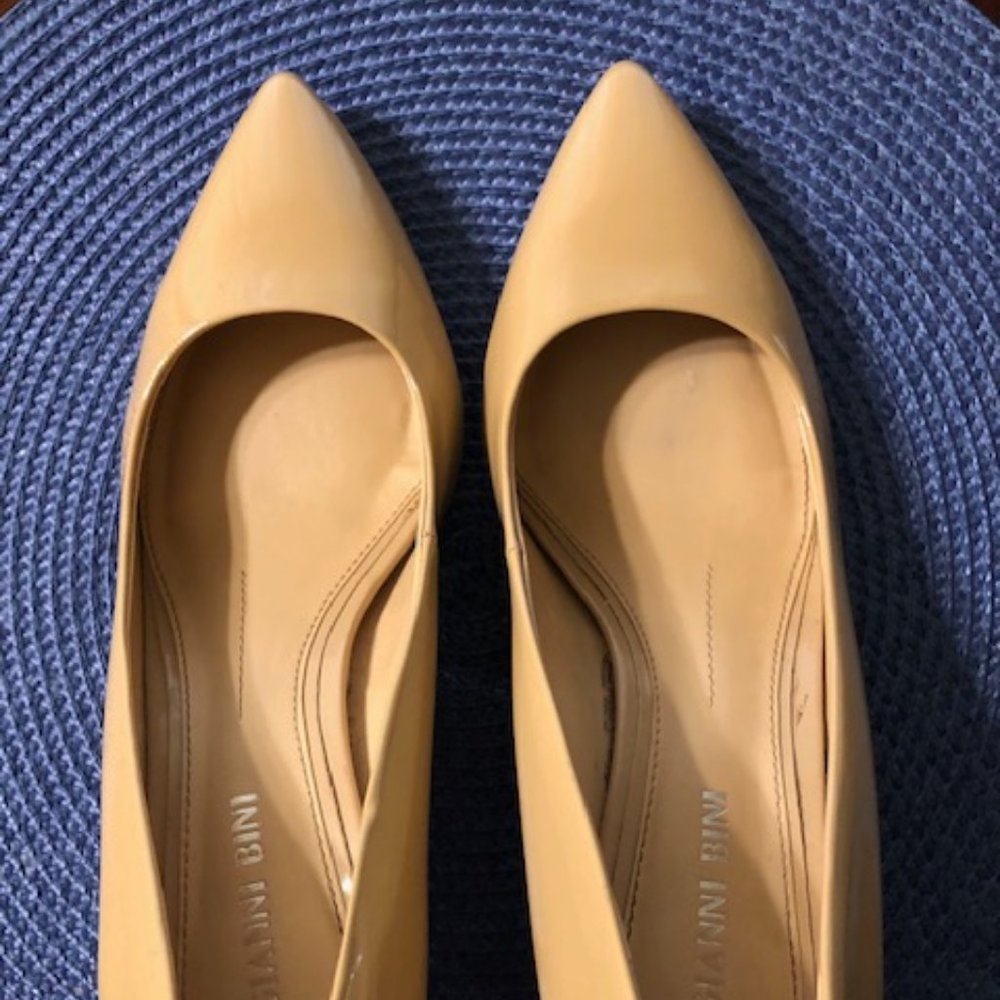 Gianni Bini beige pumps